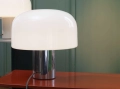 Lampa Bellhop to lampa ze szklanym kloszem w kolorze mlecznym z podstawą z aluminium