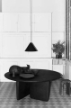 stół Tobi-Ishi w kolorze czarnego cementu stół Tobi-Ishi w kolorze czarnego cementu w aranżacji a innymi meblami w kolorze czarnym