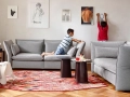 Mariposa Sofa w kolorze szarym w aranżacji pokojowej