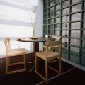 Atelier_Chair_clear_lacquered_oak_Kaari_Table_round_clear_varnish