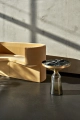 Bell Coffee Table ClassiCon przy sofie Odin — blat z marmuru Nero Marquina, showroom