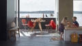 Vitra Guéridon z krzesłami Eames Plastic Chair DSW i Wire Chair DKR-2 — klasyczne zestawienie Vitra.jpg