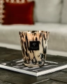 Świeca Baobab Pearls Black na stoliku kawowym w aranżacji salonu, ręcznie dmuchane szkło w czarne cętki