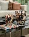 Dwie świece Baobab Pearls Black w różnych rozmiarach na stoliku w salonie