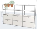 Regał USM Haller Pure White 225 cm z szufladami i drzwiami opadającymi, donice z terakoty