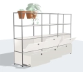 Regał USM Haller Pure White 225 cm z szufladami i drzwiami opadającymi, chromowany stelaż, donice z terakoty