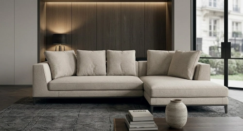 Sofa Maxalto Lucrezia Soft z szezlongiem w tkaninie Lou Hazelnut, z pięcioma poduszkami oparcia w aranżacji