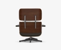 Vitra Eames Lounge Chair z podnóżkiem Ottoman w ujęciu z ukosa, ciemna skóra i obrotowa podstawa