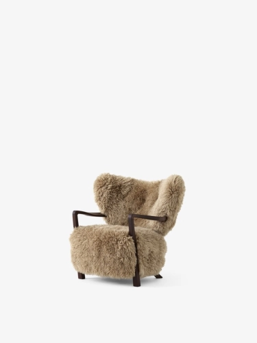Fotel &Tradition Wulff ATD2 w owczej skórze Longwool 50 mm Honey, z podłokietnikami z olejowanego orzecha, na białym tle